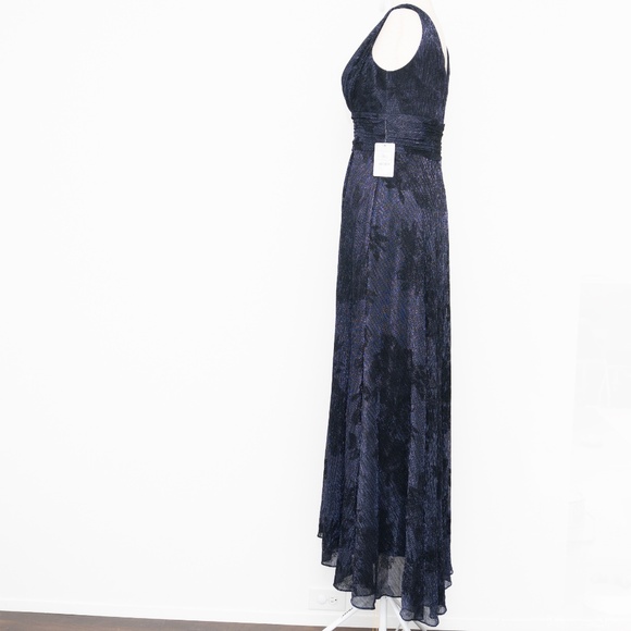 Betsy & Adam Floral Metallic Crinkle Gown - Picture 6 of 13